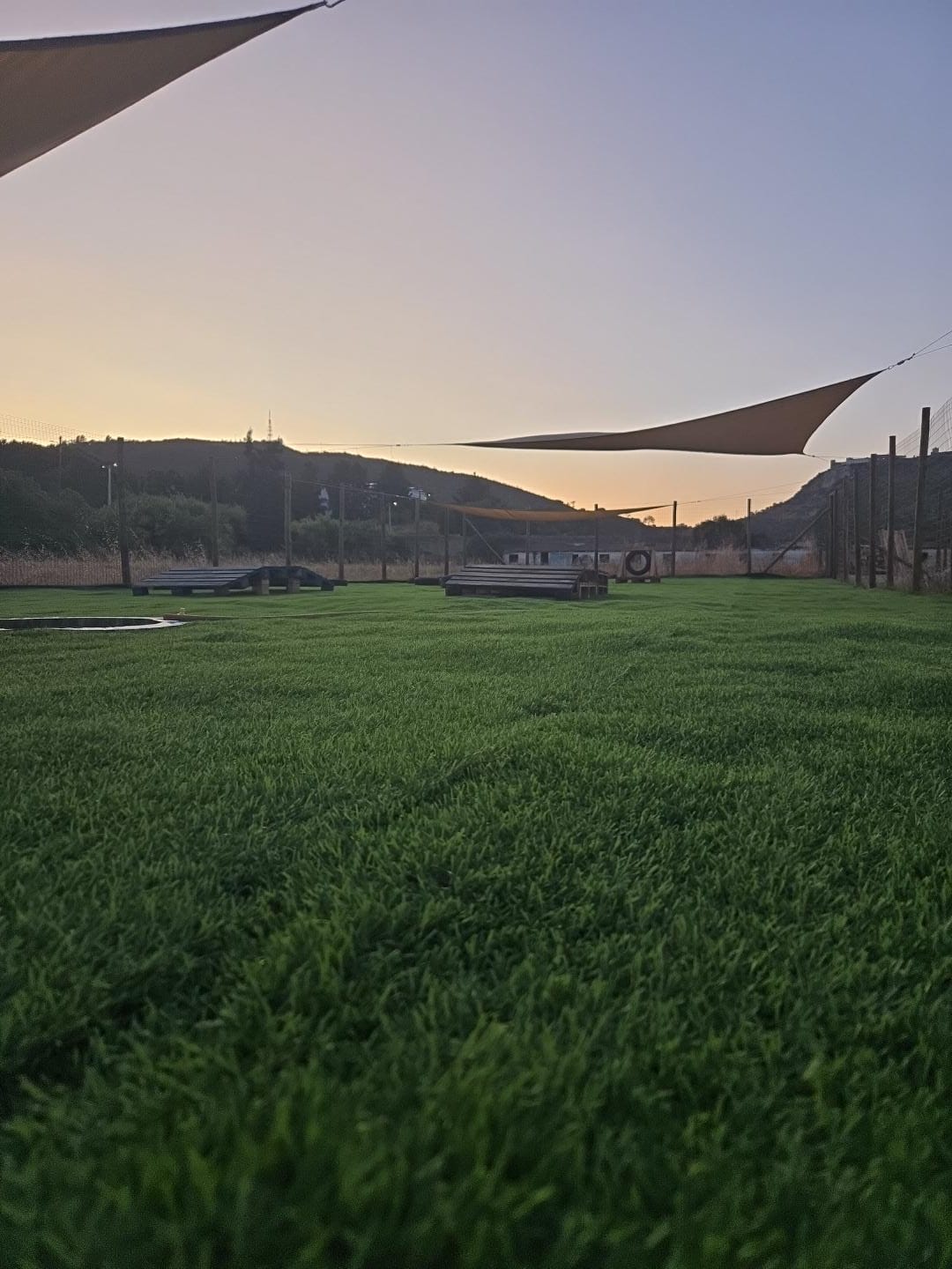 Entrada das instalações do DogVilla Pet Care em Palmela ao final do dia
